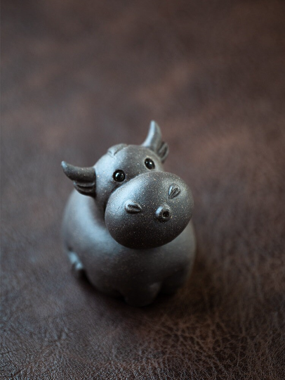 Mascotte de Thé Bœuf Travailleur en Céramique