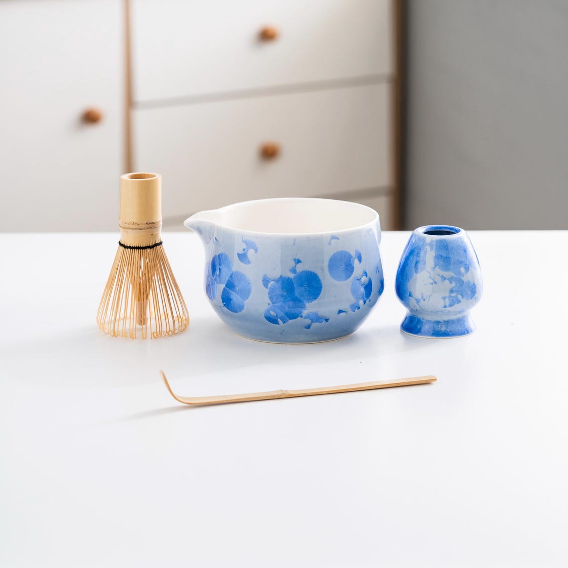 Juego de matcha cristal de 550ml con flor azul artesanal