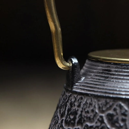 Théière en fonte japonaise Armure de samouraï vue sur anse