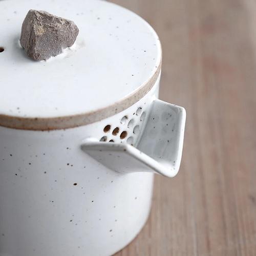 bec de la théière en céramique blanche