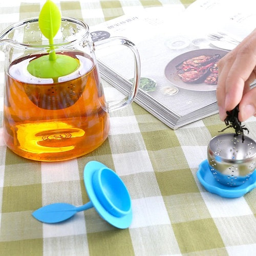 infuseur à thé inox dans une tasse