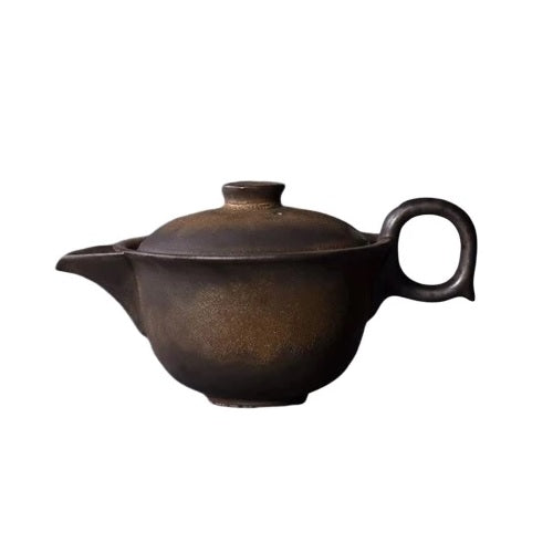 mini théière japonaise sur fond blanc