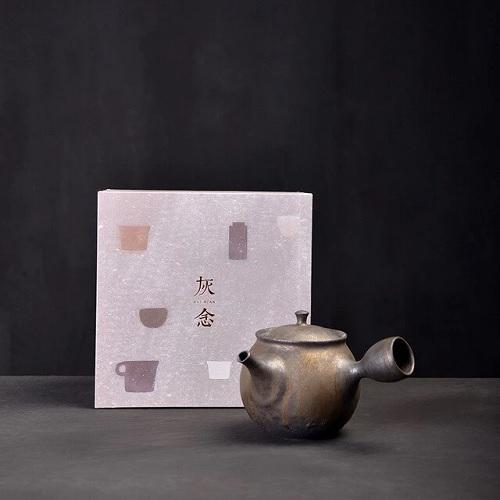 tableau golden série d'une théière en céramique