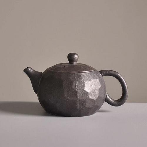 théière artisanale en céramique noire