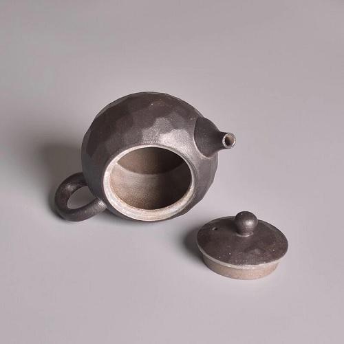 théière artisanale en céramique ouverte