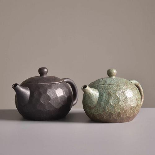 théière artisanale en céramique