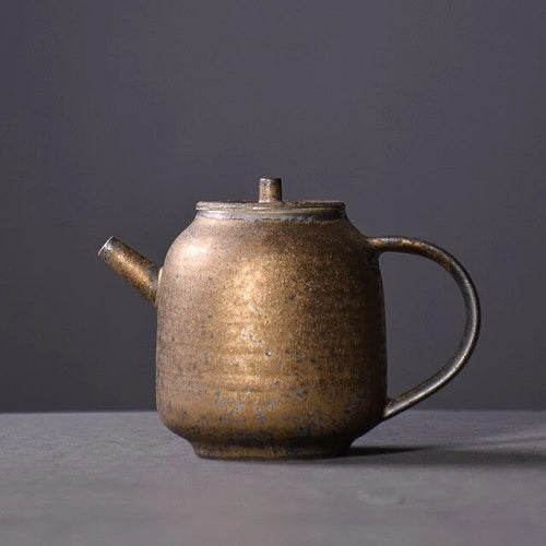 théière en céramique ancienne dans fond bleu