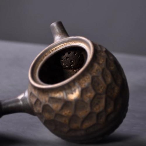 théière en céramique artisanale ouverte