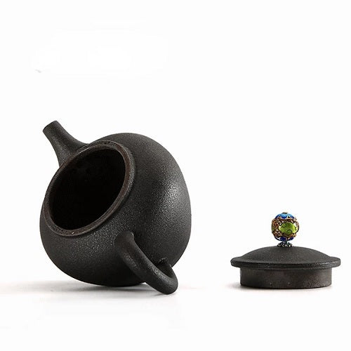 théière en céramique artisanale noire ouverte