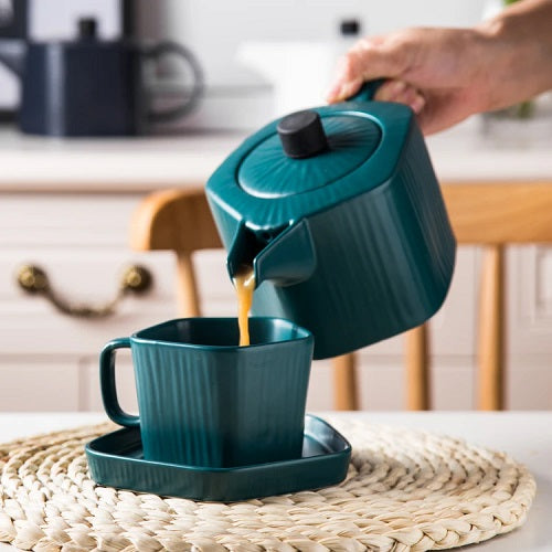 théière en céramique bleue avec tasse