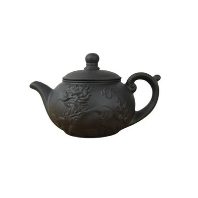 Théière céramique noire de Yixing sur fond blanc