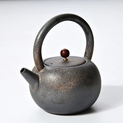 théière en céramique dorée
