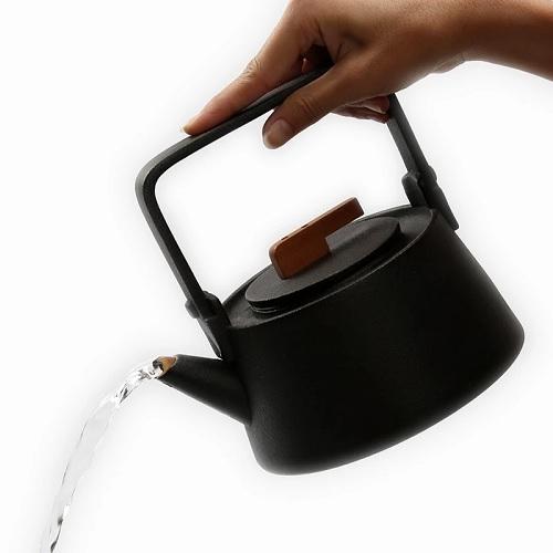 théière céramique grande capacité versant de l'eau