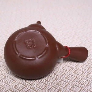 Théière céramique marron avec manche - 150 ml dessous