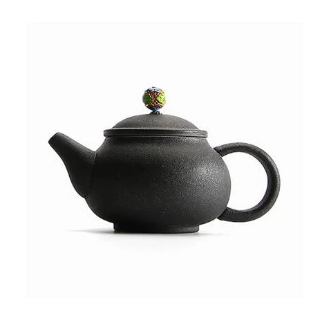 théière en céramique vintage noire sur fond blanc