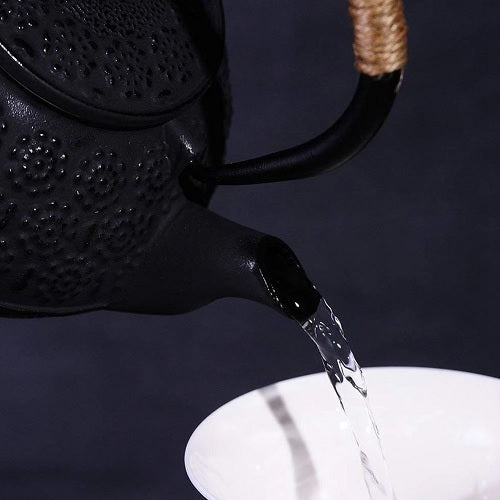 Théière en fonte fleur de cerisier mise en scene