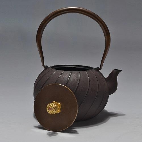 théière en fonte chinoise spirale sur fond coloré