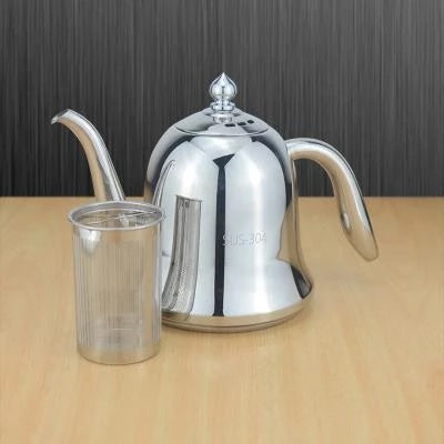 theiere inox avec filtre dans une scene