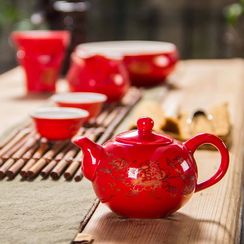 Théière en porcelaine rouge sur une table