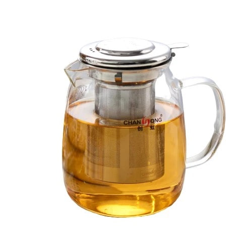 théière en verre à bec court sur fond blanc
