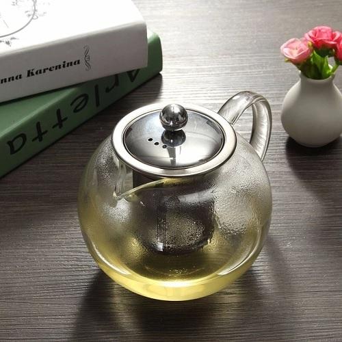 théière en verre bec d'oiseau avec du thé