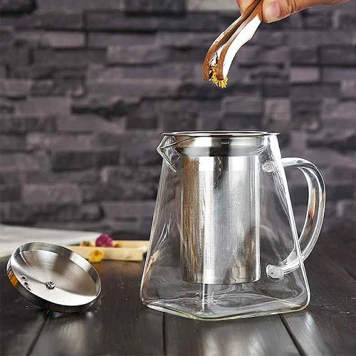 theillere en verre a base carree vide