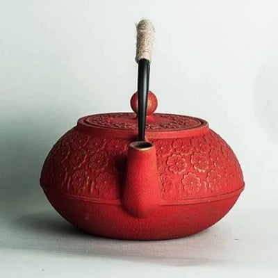 théière en fonte rouge sang
