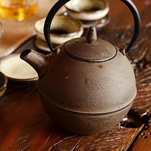 tetsubin beige sur une table