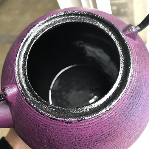 l'intérieur d'une theiere en fonte violette