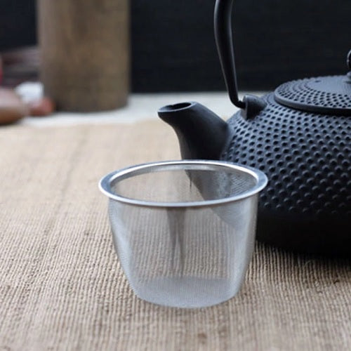 théière en fonte noire avec filtre inox