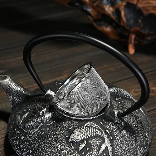 infuseur d'une théière en fonte blanche
