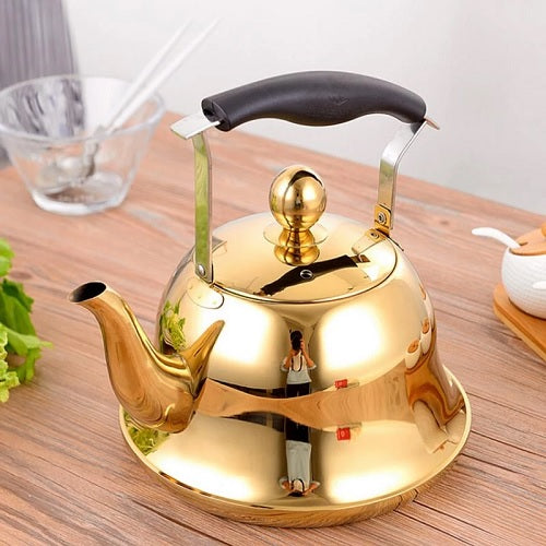 theiere en inox avec filtre occidentale jaune sur une table