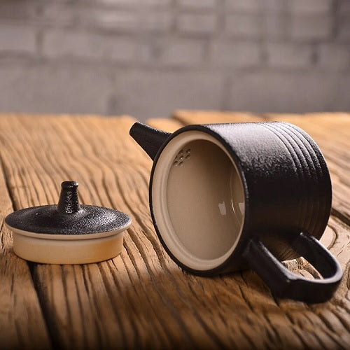théière noire_japonaise en céramique sur une table