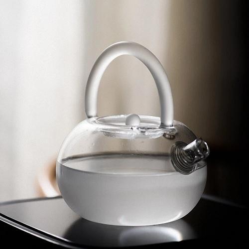 théière en verre pour fleur de thé sur une table