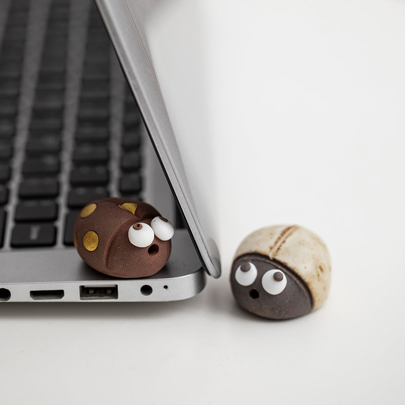 Mascottes de thé coccinelle marron