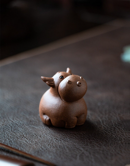 Mascotte de Thé Bœuf Travailleur en Céramique