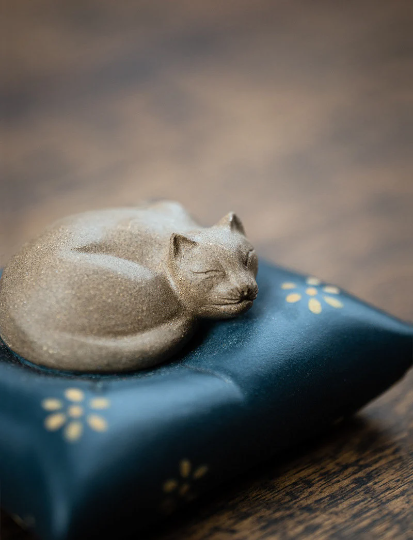 Mascottes de thé chat gris dormant