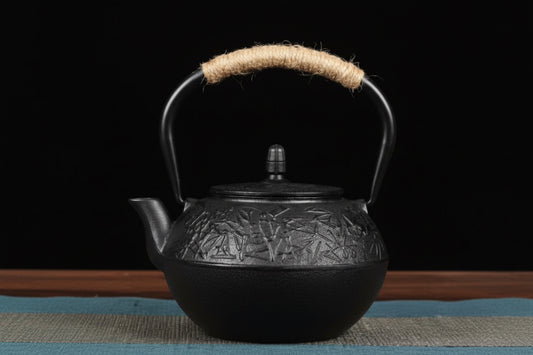 THÉIÈRE EN FONTE LIGNÉE