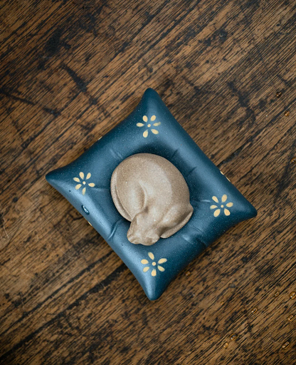 Mascottes de thé chat gris dormant