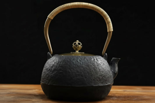 THÉIÈRE EN FONTE (STYLE JAPONAIS)  DÉCOR ANCIEN