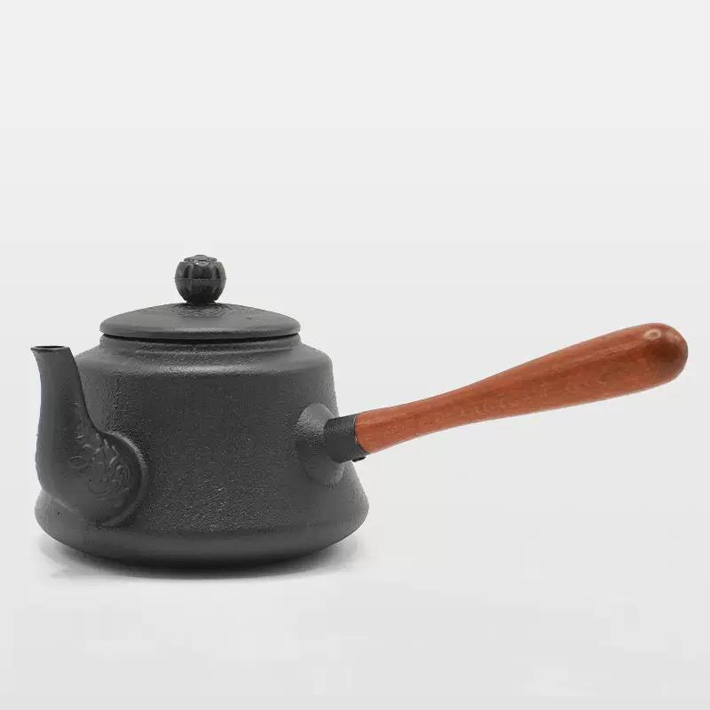 THÉIÈRE EN FONTE  AVEC MANCHE (FILTRE EN INOX)
