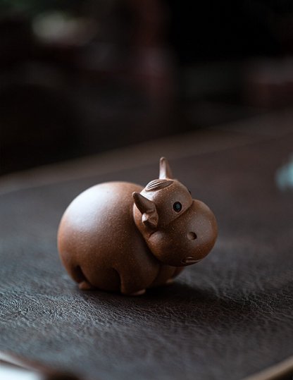 Mascotte de Thé Bœuf Travailleur en Céramique