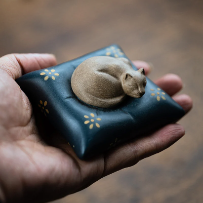 Mascottes de thé chat gris dormant