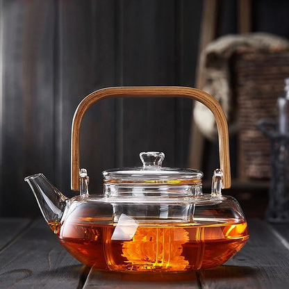 Grande théière en verre dans un chambre