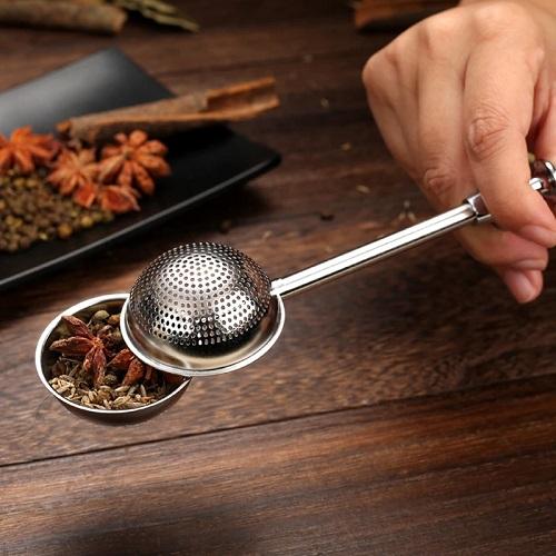 infuseur à thé inox à pression dans une scene