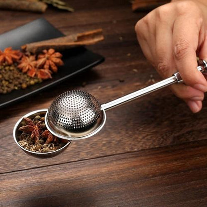 infuseur à thé inox à pression dans une scene
