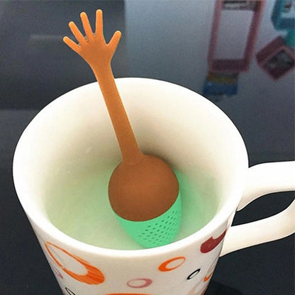 infuseur à thé drole dans une tasse