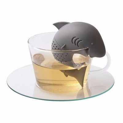 infuseur à thé requin dans une tasse