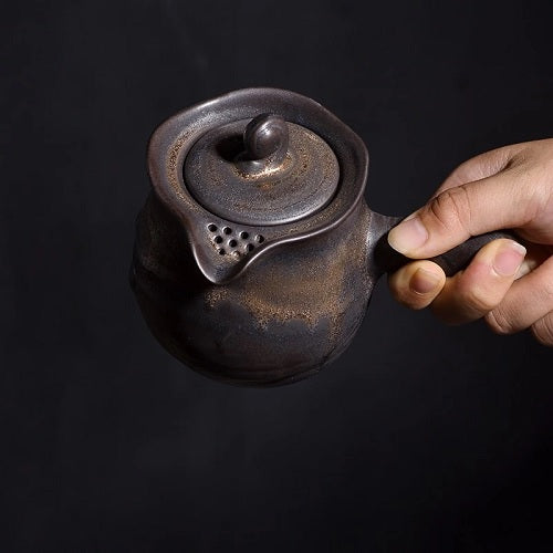 théière en céramique japonaise kyusu sur fond noir