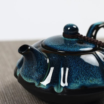 Petite théière en porcelaine chinoise bleu verte de près